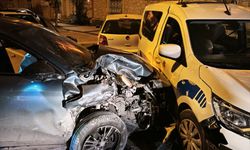 Hakimiyeti kaybetti... Duran polis aracına çarptı!