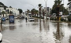 Bodrum'da sağanak: Rögarlar taştı, caddeler göle döndü
