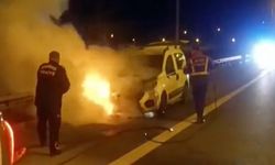 Seyir halindeki araç alev alev yandı