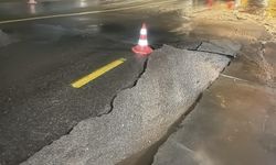 Bodrum’da ana su isale hattı patladı, asfalt çöktü