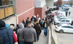 İndirimi duyan koştu... Metrelerce uzunlukta 9 saat beklediler!
