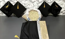 Mezuniyet keplerine gizlenmiş on binlerce hap ele geçirildi