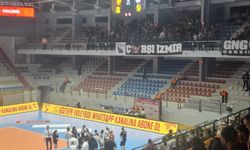 Voleybol maçında saha karıştı... Taraftar dışarı alındı!