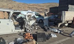 Hafif ticari araç, TIR'a arkadan çarptı... Katliam gibi kaza!