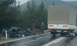 İzmir'de korkunç kaza... Otomobil iki kişiye mezar oldu!