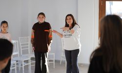 Menderes’te çocuklara tiyatro eğitimi