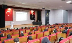 İzmir'de Z kuşağının siyasetle ilişkisi çalıştayda ele alındı