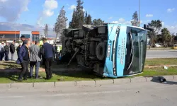 Ticari araç halk otobüsüne çarptı: Yaralılar var!