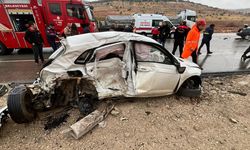 İki otomobil çarpıştı: 1 kişi can verdi