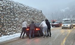 Kar yağdı... Araç kuyruğu oluştu