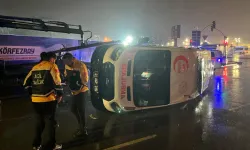 Hasta taşıyan ambulans devrildi: Yaralılar var
