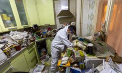 Alsancak'ta çöp ev vakası: 4 kamyon atık çıktı