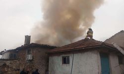 Kula'da 2 katlı ev yandı