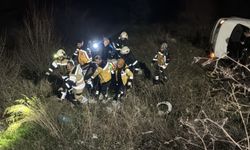 Otomobil şarampole uçtu... Sürücü içinde sıkıştı