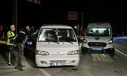 Minibüs polisten kaçarken kaza yaptı: İçinden 20 kaçak göçmen çıktı