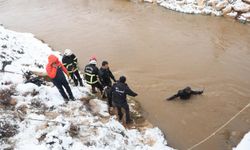 Otomobil su kanalına düştü: 4 kişi aranıyor