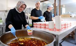 Seferihisar'da her gün 250 vatandaşa sıcak yemek