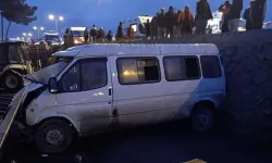 İşçi servisiyle otomobil çarpıştı: 1 ölü, 10 yaralı