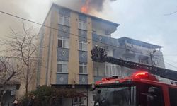 3 katlı binanın çatısında çıkan yangın 2 binaya sıçradı: 4 yaralı