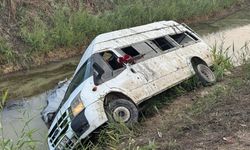 Tarım işçilerini taşıyan minibüs, sulama kanalına devrildi: 18 yaralı