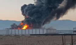 Gökyüzü siyaha boyandı... Fabrika alev alev!