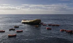 Akdeniz'de göçmen teknesi battı: En az 50 ölü