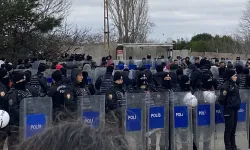 Migros işçileri Tuncay Özilhan'ın evinin önünde