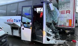 Tur midibüsü TIR'a çarptı: 13 yaralı!