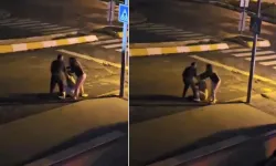 Dehşet anları: Kaldırımda oturan 2 kadına saldırdı!