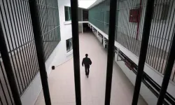 İzmir'de hükümlüden gardiyanlara saldırı: 2 yaralı!