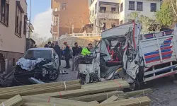 Kamyon dükkana girdi: 1'i turist 2 ölü