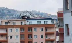 Kuvvetli rüzgar 7 katlı binanın çatısını uçurdu