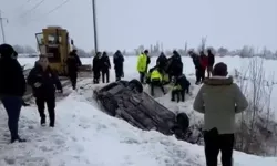 Polis aracı şarampole devrildi: 2 yaralı