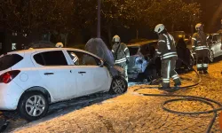 İstanbul'da yangın: 4 otomobil alev alev yandı!