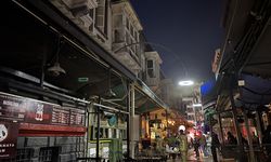 İzmir'de iş yerinde yangın: 2 kişi dumandan etkilendi