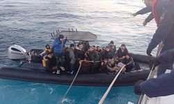 İzmir açıklarında 56 düzensiz göçmen yakalandı
