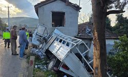 Yol kenarındaki eve çarptı... Genç sürücü hayatını kaybetti!