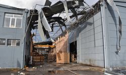 Kemalpaşa'yı hortum vurdu: 9 fabrikada hasar!