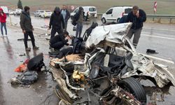 Otomobil parçalara ayrıldı: Feci kazada 3 kişi can verdi!