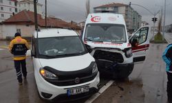 Ambulans ile hafif ticari araç çarpıştı: 8 yaralı