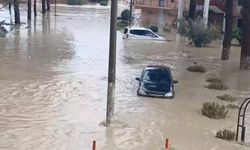 Araçlar sürüklendi... Kuşadası sular altında!