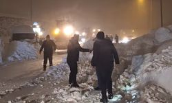 Seyir halindeki yakıt tankeri çığ altında kaldı: Sürücü sağ kurtarıldı