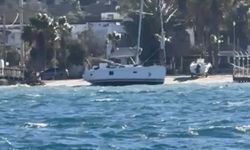 Bodrum’da fırtına etkili oldu: Yelkenli tekne karaya oturdu
