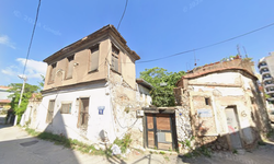 Bornova'da dikkat çeken tartışma: Belediyenin tarihi evleri tinerci yuvası oldu!