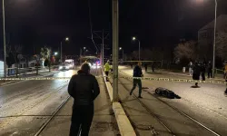 Otomobil tramvaydan inen yayalara çarptı: 3 ölü!