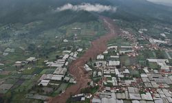 Endonezya'daki toprak kaymasında yaşamını yitirenlerin sayısı 34'e çıktı