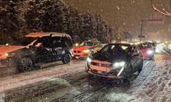 İstanbul'da kar yağışı: Araçlar yolda kaldı