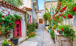 İzmir’in köy evlerine sanatçı ve zengin akını!