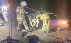 Otomobiller kafa kafaya çarpıştı: 3 yaralı