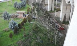 İzmir'de feci kaza: TIR, viyadükten düştü!